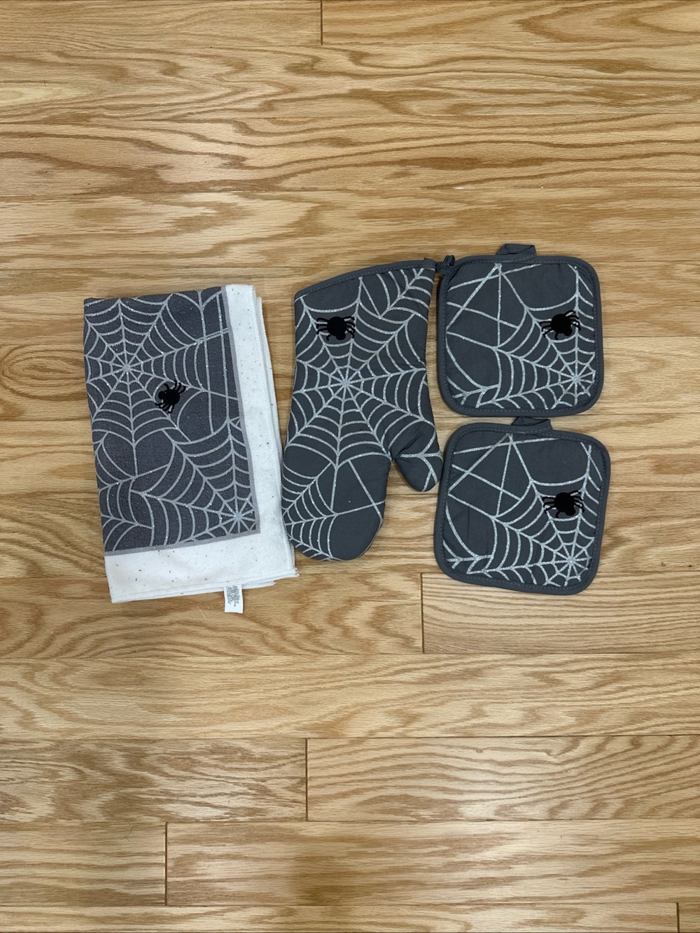 Gray Spiderweb Kitchen Towel, Oven Mitt & Pot Holder Set